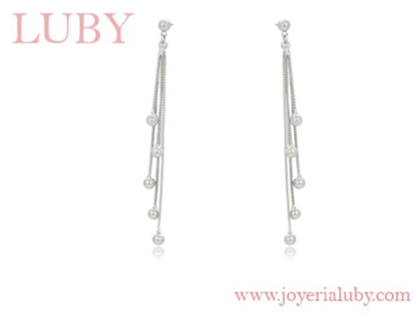 Aretes colgantes en chapa de rodio.