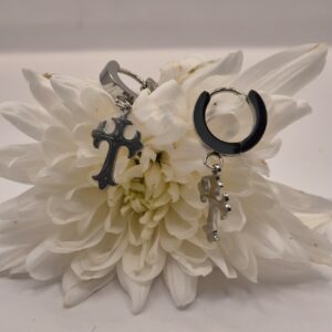 ARETES HUGGIES CRUZ COLGANTE PLATEADA