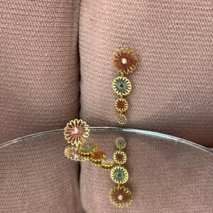 ARETES COLGANTES FLOR CON PERLA