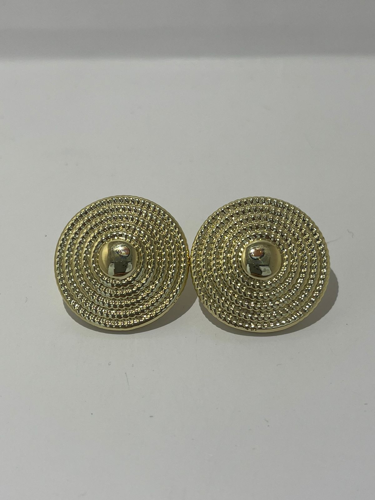 ARETES DORADOS TEXTURIZADOS