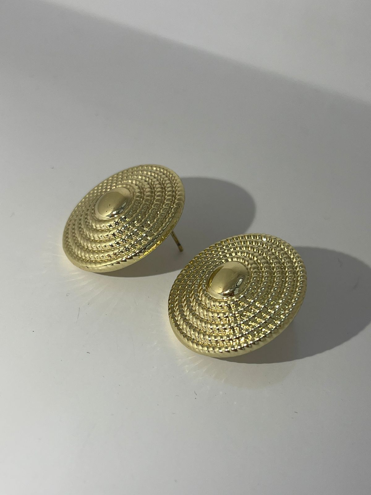 ARETES DORADOS TEXTURIZADOS - Imagen 2